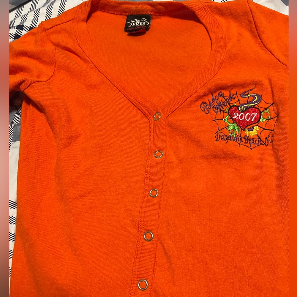 VINTAGE 2007 BIKER BUTTON UP BABY TEE WITH BLACK AND HEART SHAPE DESIGNS.